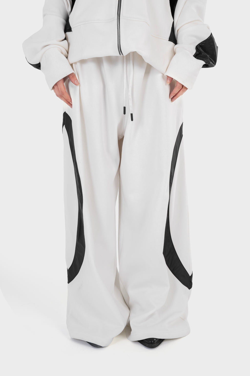 La Curva Motion white pants