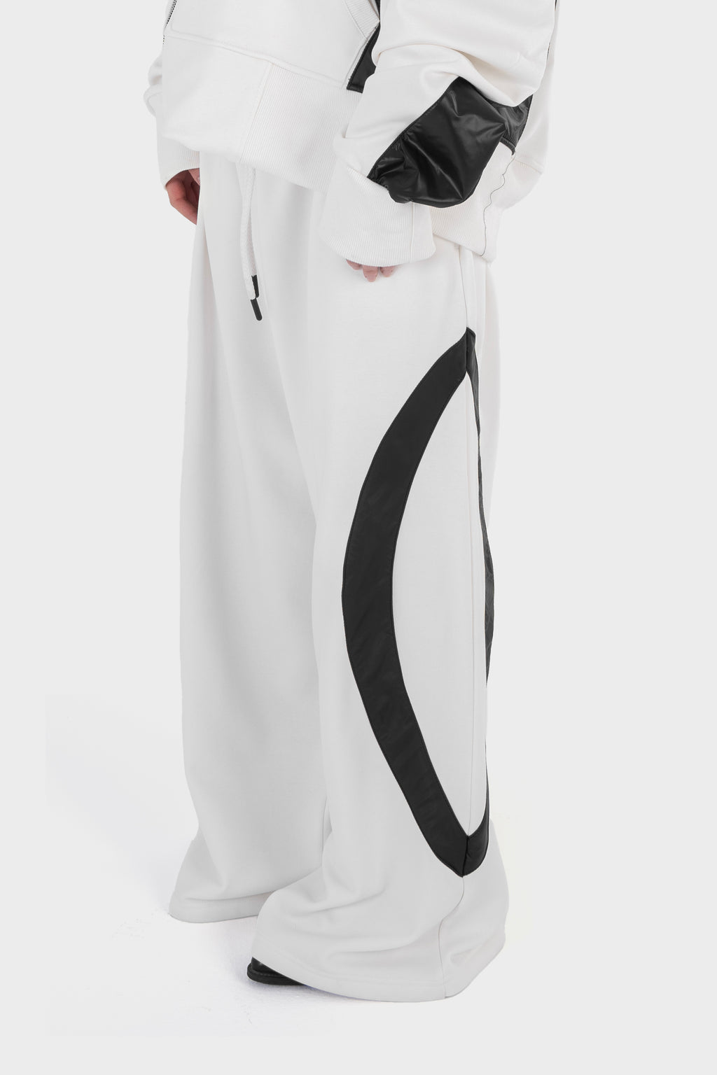 La Curva Motion white pants