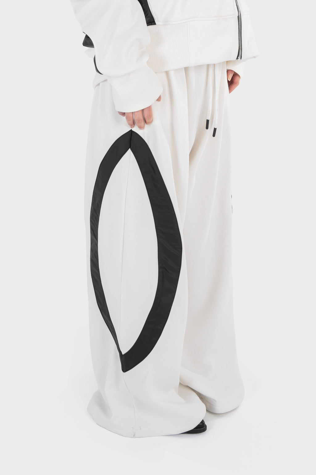 La Curva Motion white pants