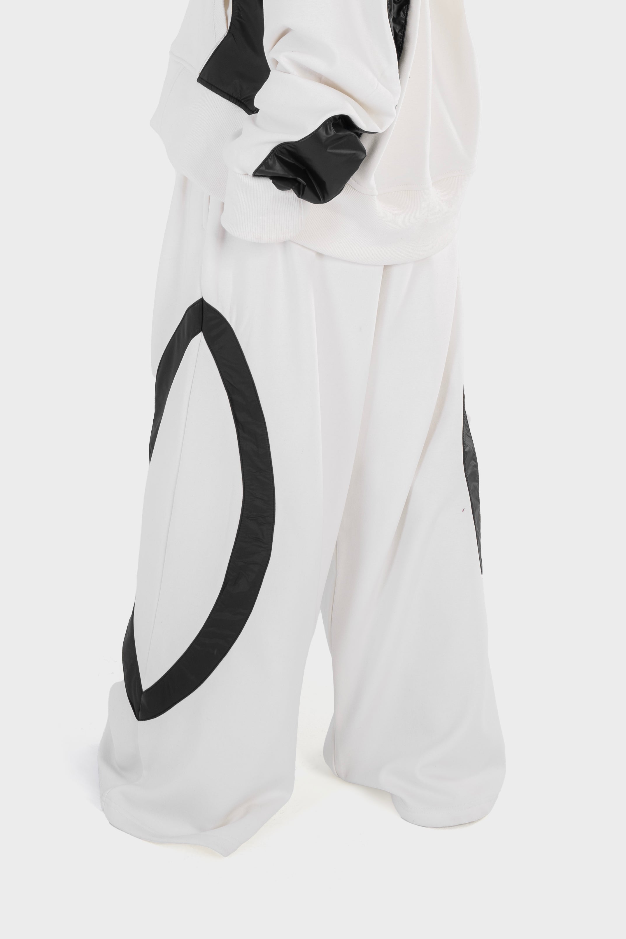 La Curva Motion white pants