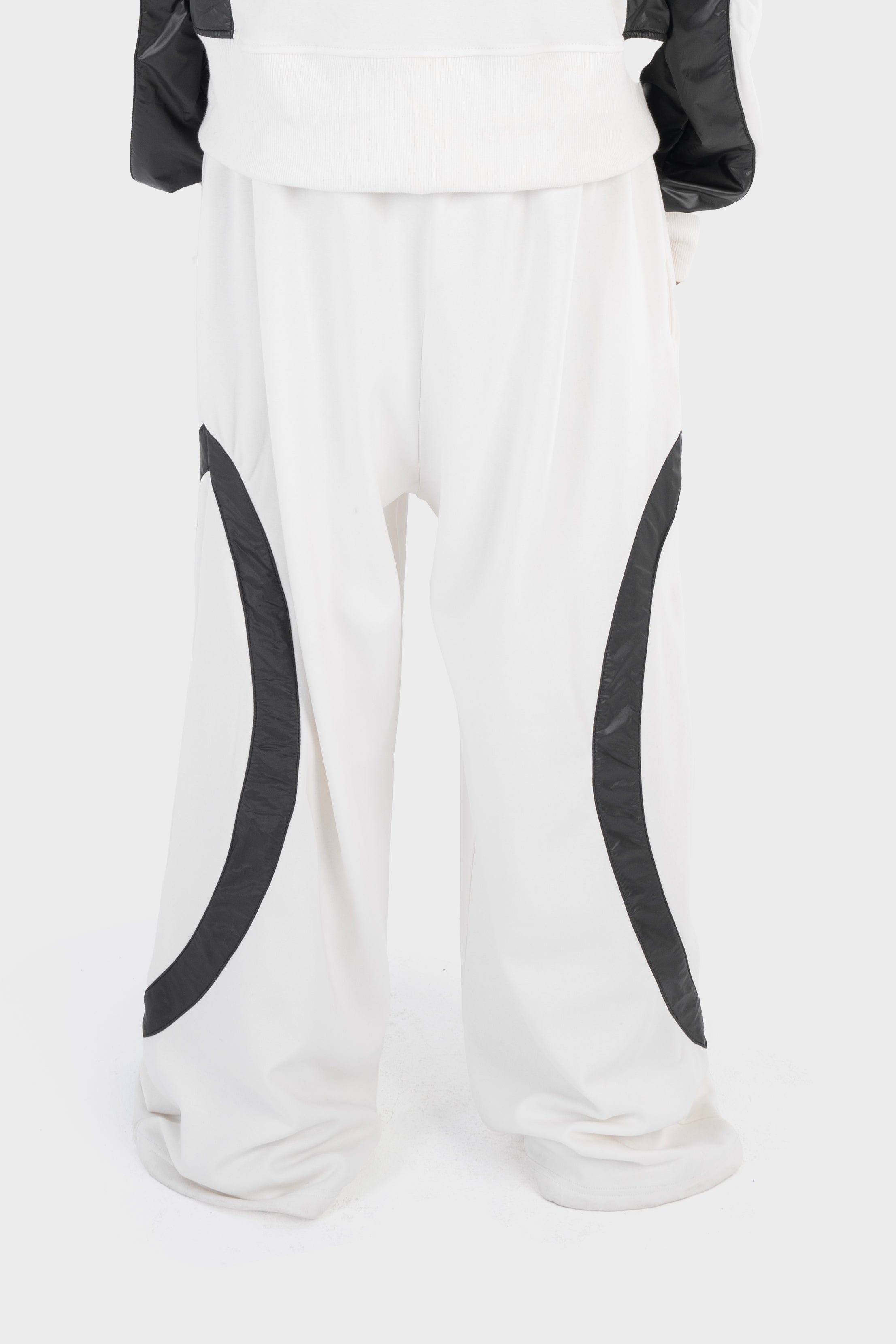 La Curva Motion white pants