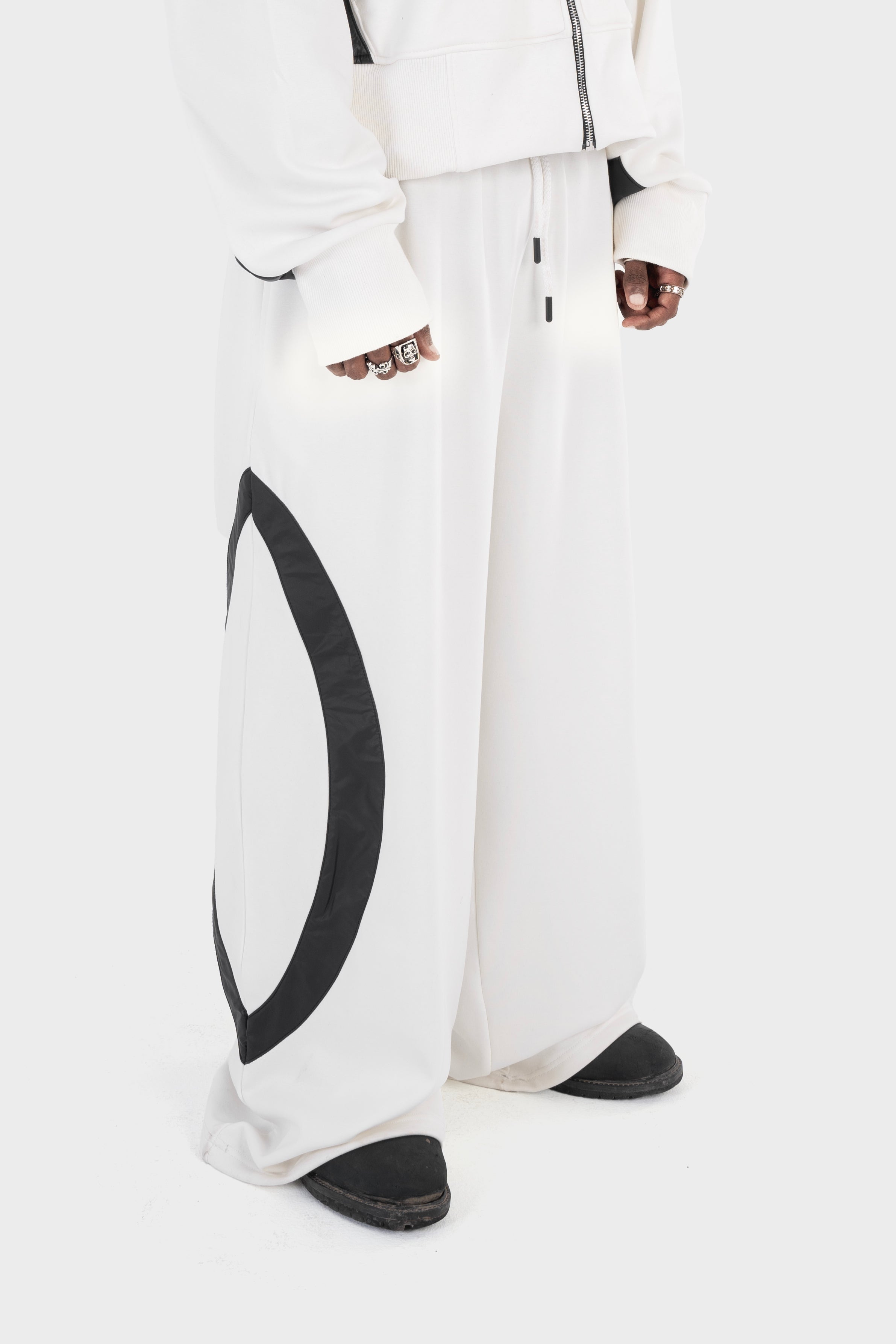 La Curva Motion white pants